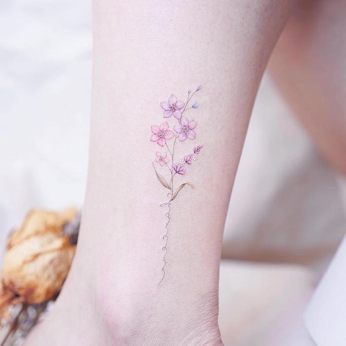 Zartes farbiges Tattoo Motiv, Blume mit rosa und lila Blüten, Ideen für Bein Tattoos