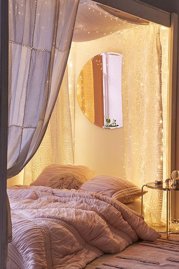 einrichtungsideen schlafzimmer, gestaltung in gelb, pfirsche und lila, spiegel, dezente beleuchtung ideen