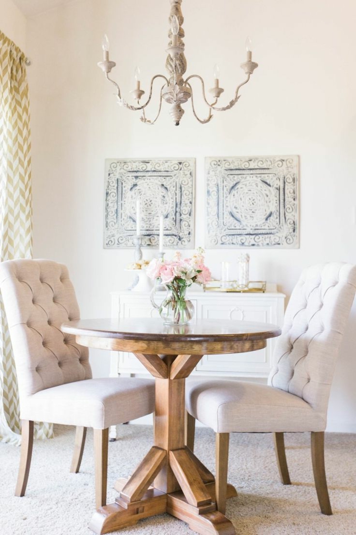 ein Tisch mit zwei Stühlen in klassischem Stil, kleines Esszimmer, kleine Wohnung einrichten, zwei Wandbilder