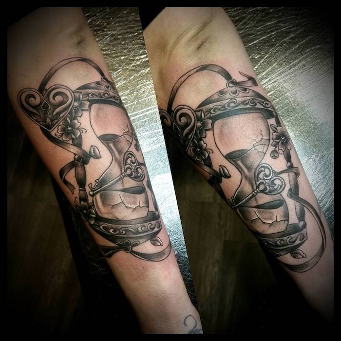 Mann tattoo sanduhr unterarm Tattoo Oberarm