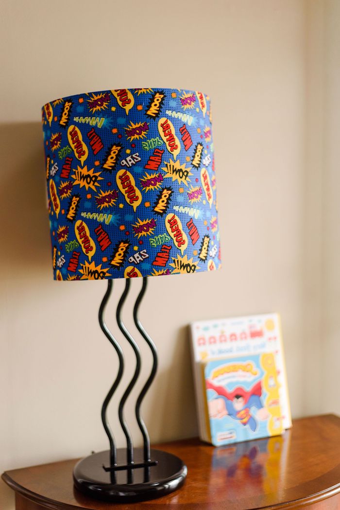 lampenschirm papier, blaues papier mit buntem muster, kinderzimmer dekorieren, diy lampe, tischlampe