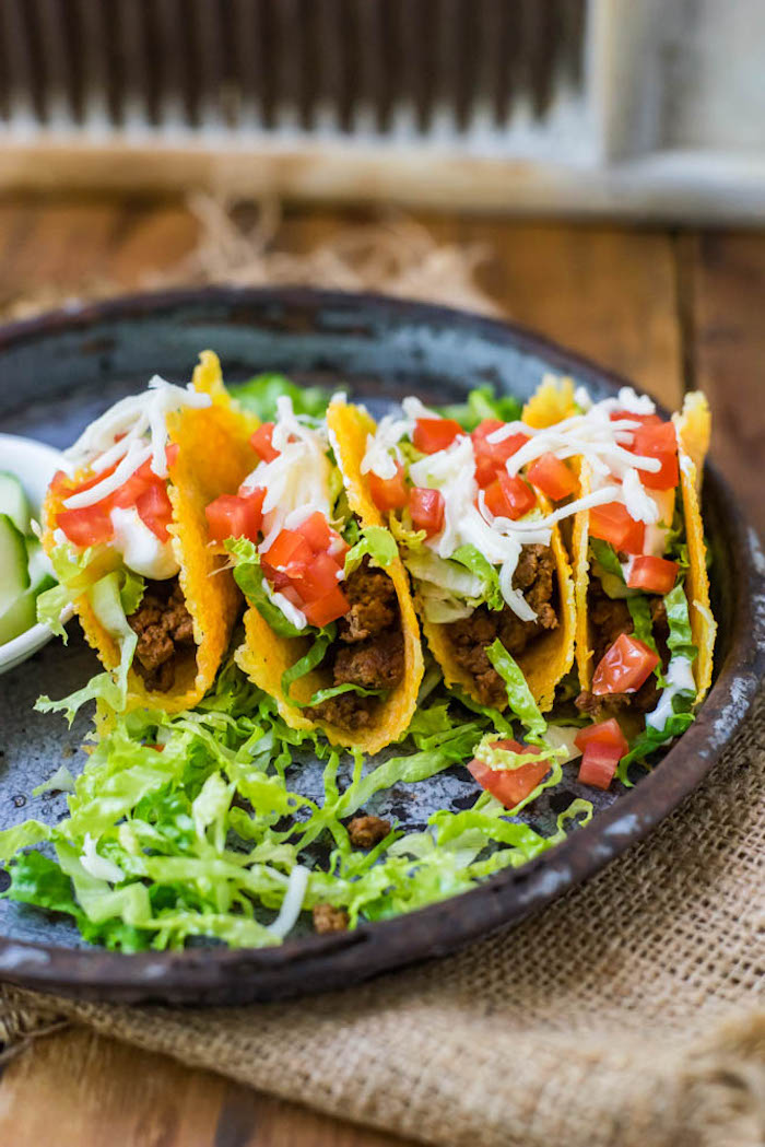 rezepte kalorienarm, tacos mit hackfleisch und gemüsen, grüner salat, spanisches gericht