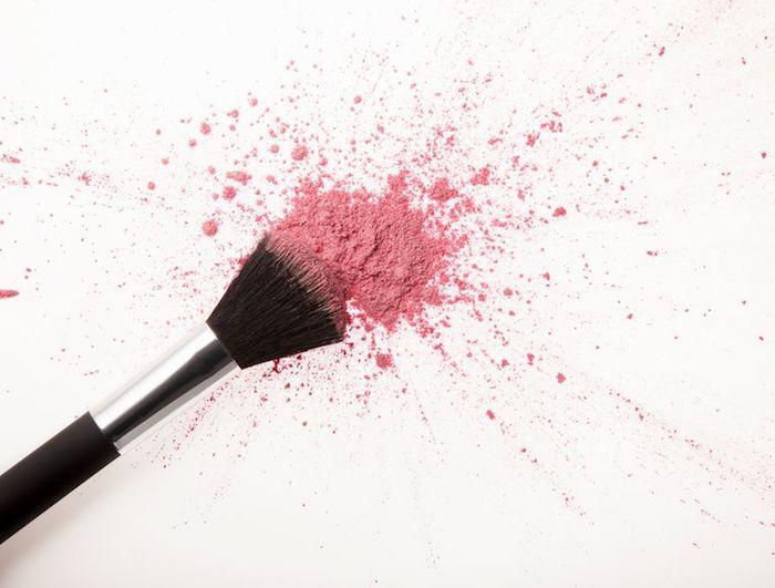 natürliches make up, rosa rouge, großer schminkpinsel, weißer hintergrund, schminken