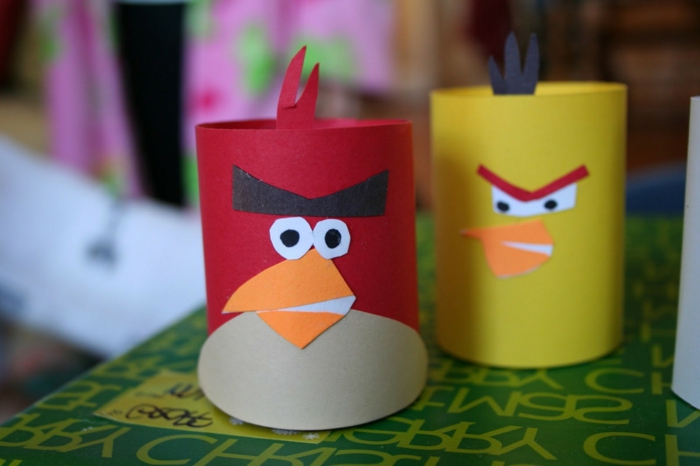 Helden aus dem Spiel Angry Birds, zwei Vögel, ein roter und ein gelber