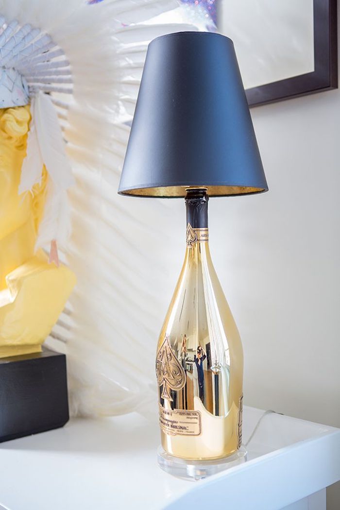 außergewönliche lampen selber brauen, goldene champagneflasche,weißer tisch, tischlampe