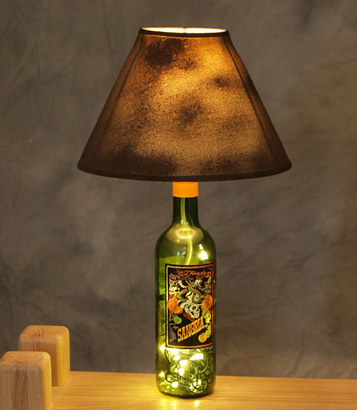 außergewönliche lampen selber brauen, grüne glasflasche, lichterkette, schwarzer lampenschirm