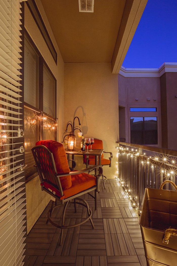 romantischer abend zu zweit veranstalten, balkon deko ideen mit schöner beleuchtung