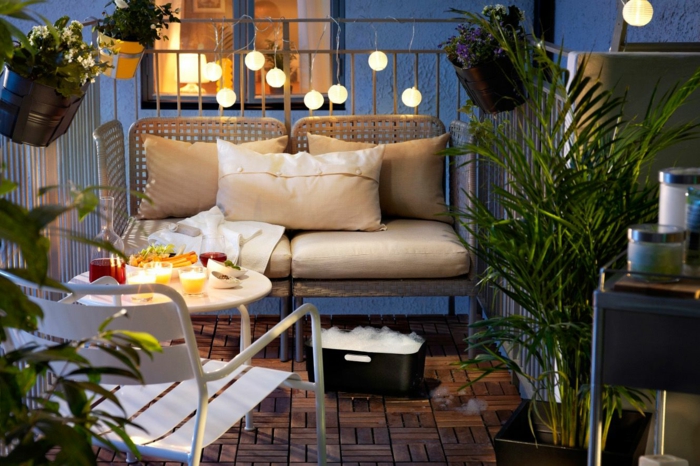 balkon deko ideen zum stilvollen und romantischen interieur im außenbereich, lichtkette, kugeln