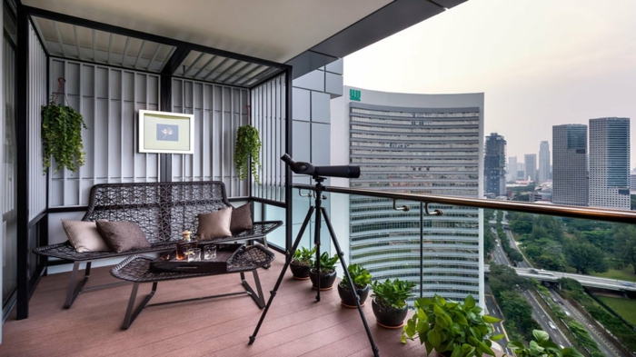moderne balkon ideen zum nachmachen, eine wohnung mit balkon in der großstadt, einfache ausstattung und teleskop
