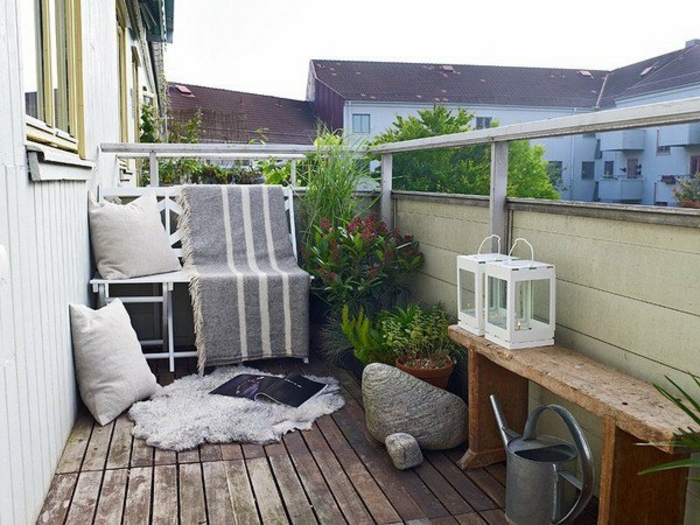 kleine terrasse gestalten, schlichtes design, das jeder selber gestalten kann, bank, decke, blumen, kissen. fellteppich