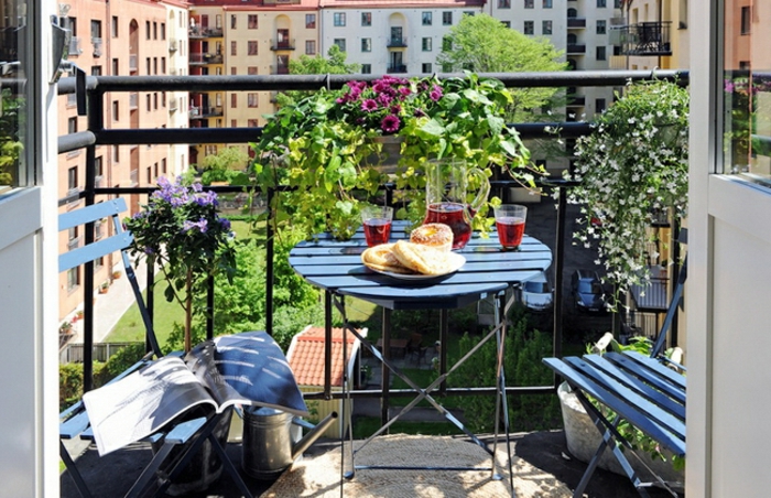 balkon lounge, dezent.elegant, minimalistischer balkonstil, kaffeetisch mit zwei stühlen und schönen pflanzen