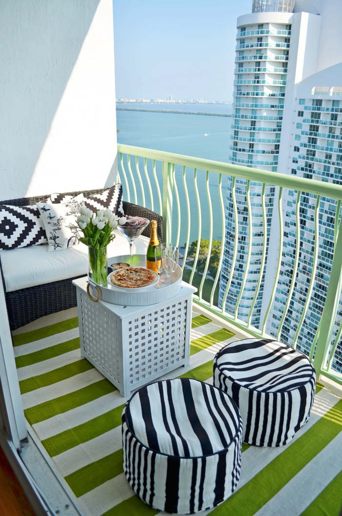 balkon lounge idee zum nachmachen, schwarz weiß und weißgrün kombinieren, balkon auf dem zwanzigsten stock