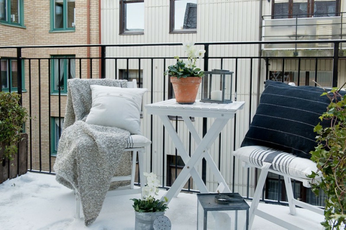 faszinierender balkon lounge, skandinavisch, weiß schwarze möbel und schöne grüne pflanzen