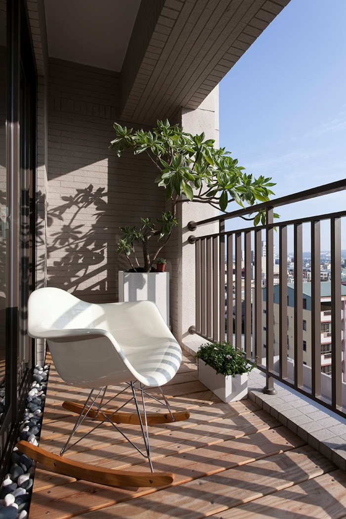 gartenmöbel für kleinen balkon, kreatives design der möbel auf der terrasse, schöne große grüne pflanze oder baum