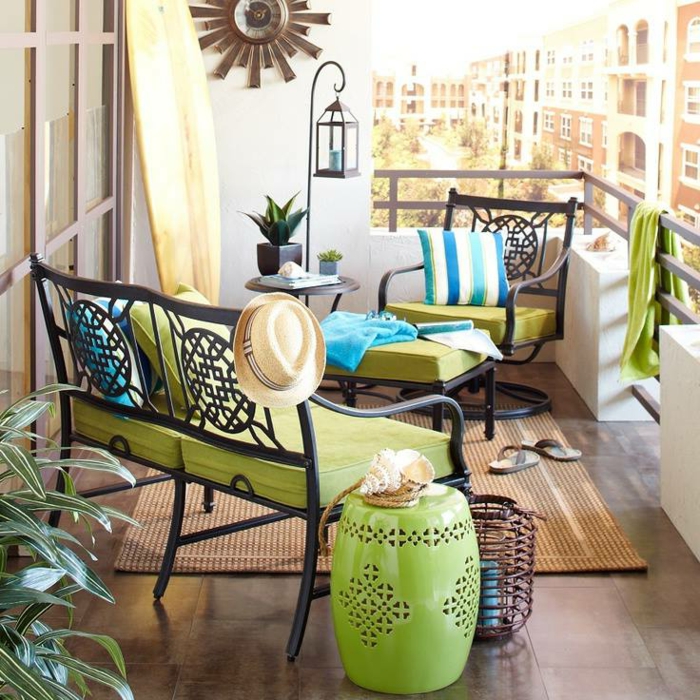 blau grün und beige farben für die balkonmöbel kleiner balkon, sofa, sessel, kaffeetisch und einige wanddekorationen