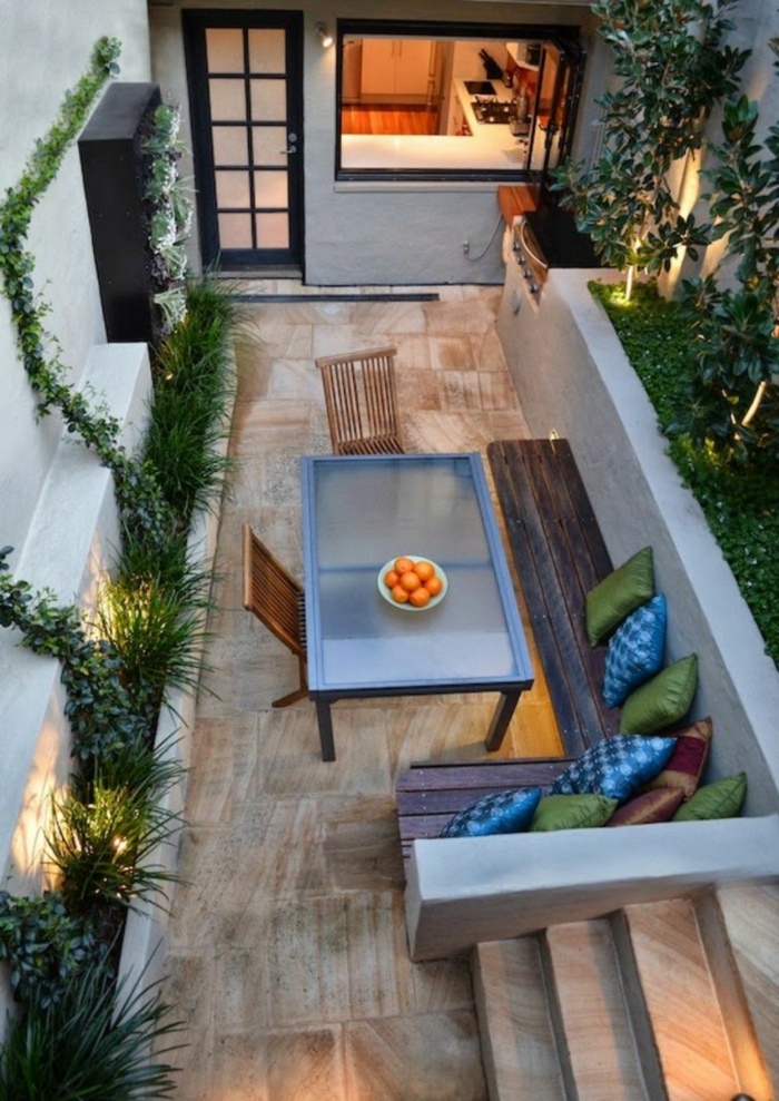 ein bild von oben, balkonmöbel für kleinen balkon, hölzerne bank, tisch und stühle, kleiner platz optimal ausnutzen
