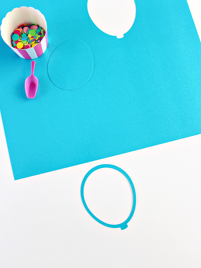 Tolle DIY Idee für Kinder, kleine Ballons aus blauem Papier schneiden, erster Schritt