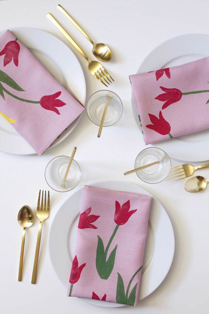 Tischdeko mit Kindern selber machen, Servietten mit Tulpen, DIY Idee zum Nachmachen