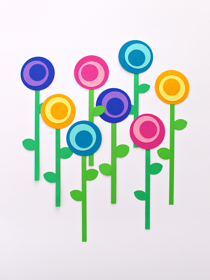 Blumen aus Papier selber basteln, Kreise und Streifen aus Papier ausschneiden, DIY für Kinder