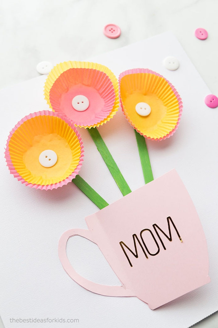 Karte zum Muttertag basteln, Blumen aus Muffin Förmchen und Knöpfen