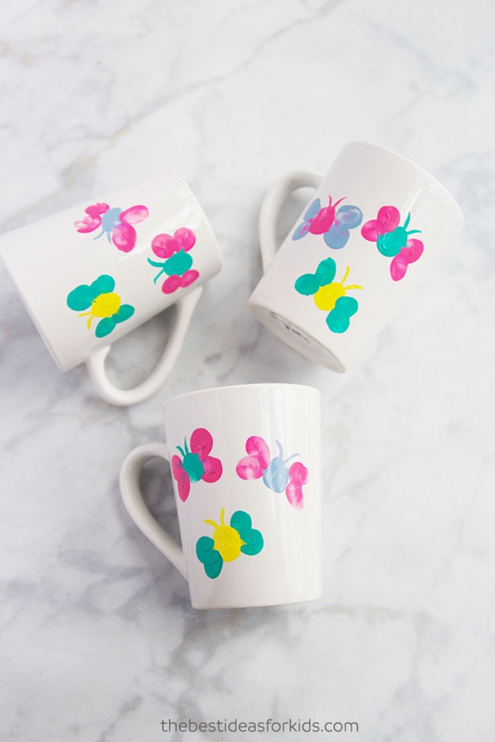 Tassen mit Kindern dekorieren, bunte Schmetterlinge aus Fingerabdrücken