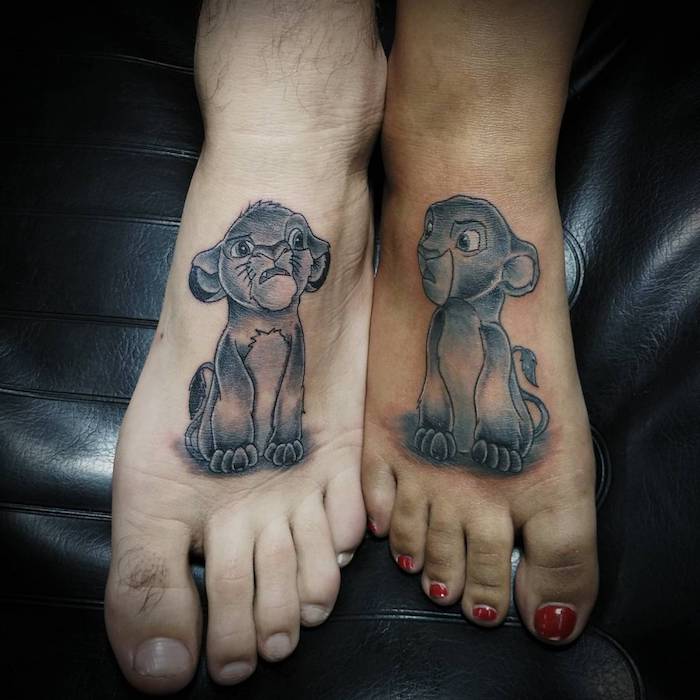 lion king tattoo mit sima, ein bein mit einem roten nagellack, tattoos für paare mit kleinen schwarzen löwen, zqei beine mit löwe tattoos 