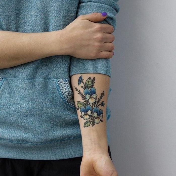 blumen tattoo arm, drei große blaue blumen mit den blättern und stängeln rund herum, baue bluse