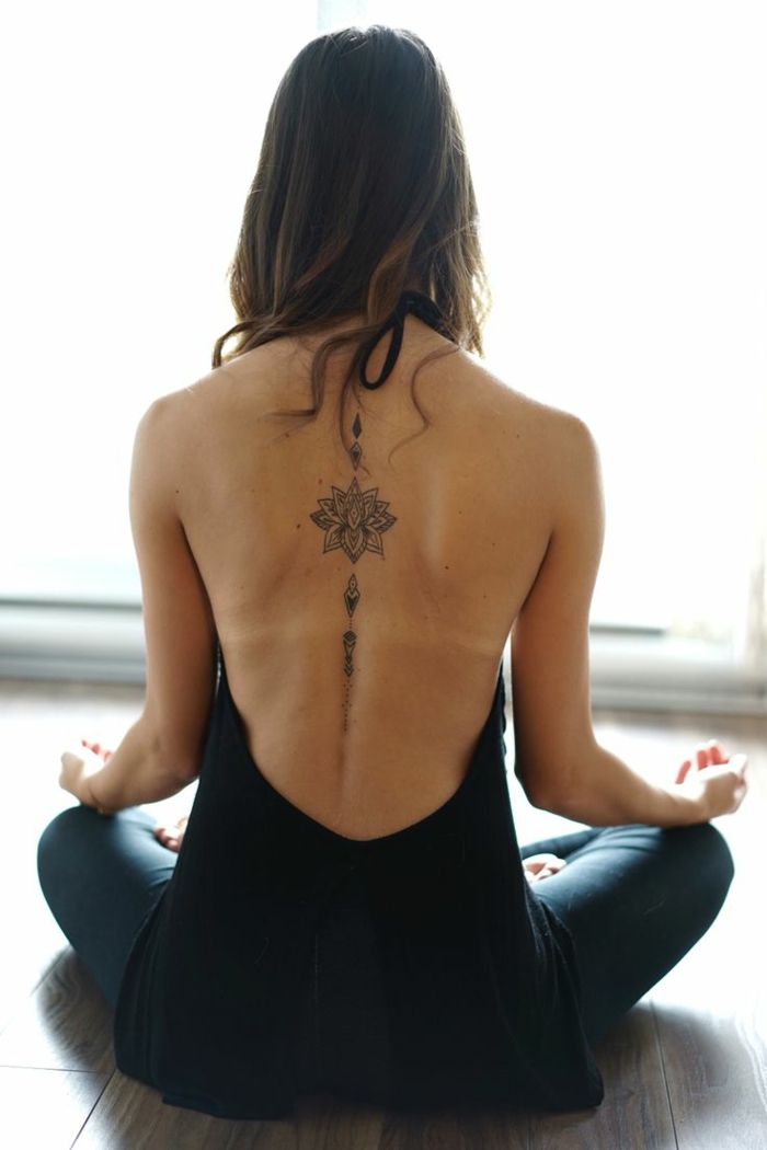 schönes blumen tattoo am rücken, mandala tätowierung, eine frau macht yoga übungen, rückenlose bluse