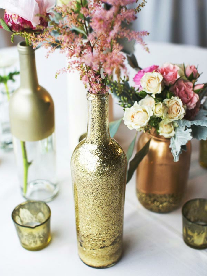 blumengestecke ideen, diy glas dekorieren in goldener farbe gestalten, als vase nutzen