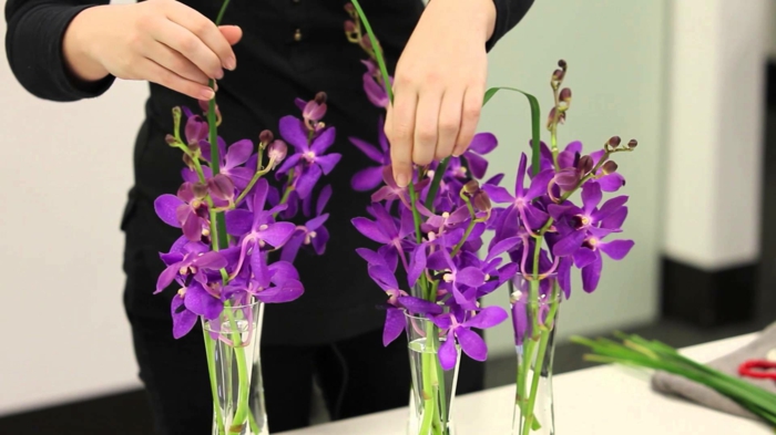 ikebana gestecke mit lila blumen aus dem garten, deko ideen für jedes zuhause, hobby