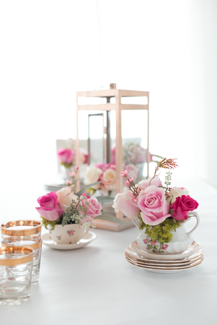 blumengestecke in tassen arrangieren, deko auf dem tisch einzigartig und schön, elegant, rosa blumen