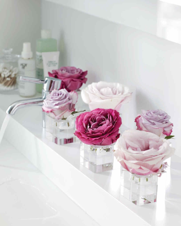 blumengestecke selber machen, eine einfache deko idee für das bad, roseblüten in kleinen gläsern stellen, ans regal dekorieren