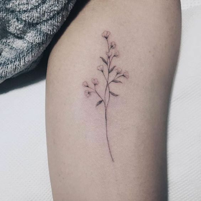 vergissmeinnicht tattoo, kleines tattoo am bein, dezente idee sehr schön, damenmode bei den tattoos