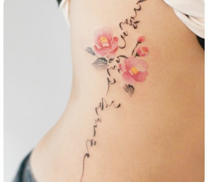vergissmeinnicht tattoo vorlage am körper, bunte blumentattoos, rosa und orange odee inklusive aufschrift