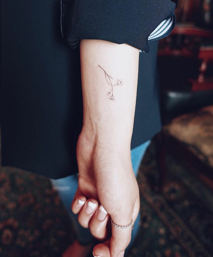 gänseblümchen tattoo, kleines tattoo am arm, french nails, damentattoo, dezente motive zum inspirieren