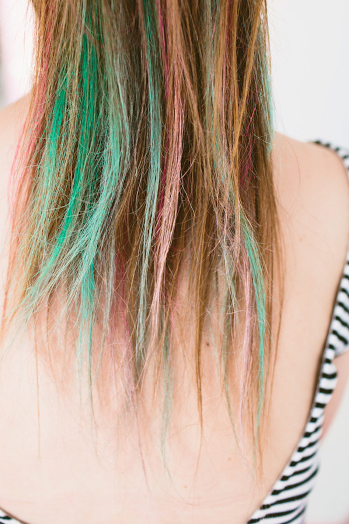Haare in Regenbogenfarben, grüne rosa und rote Strähnen, Frisur für den Abiball