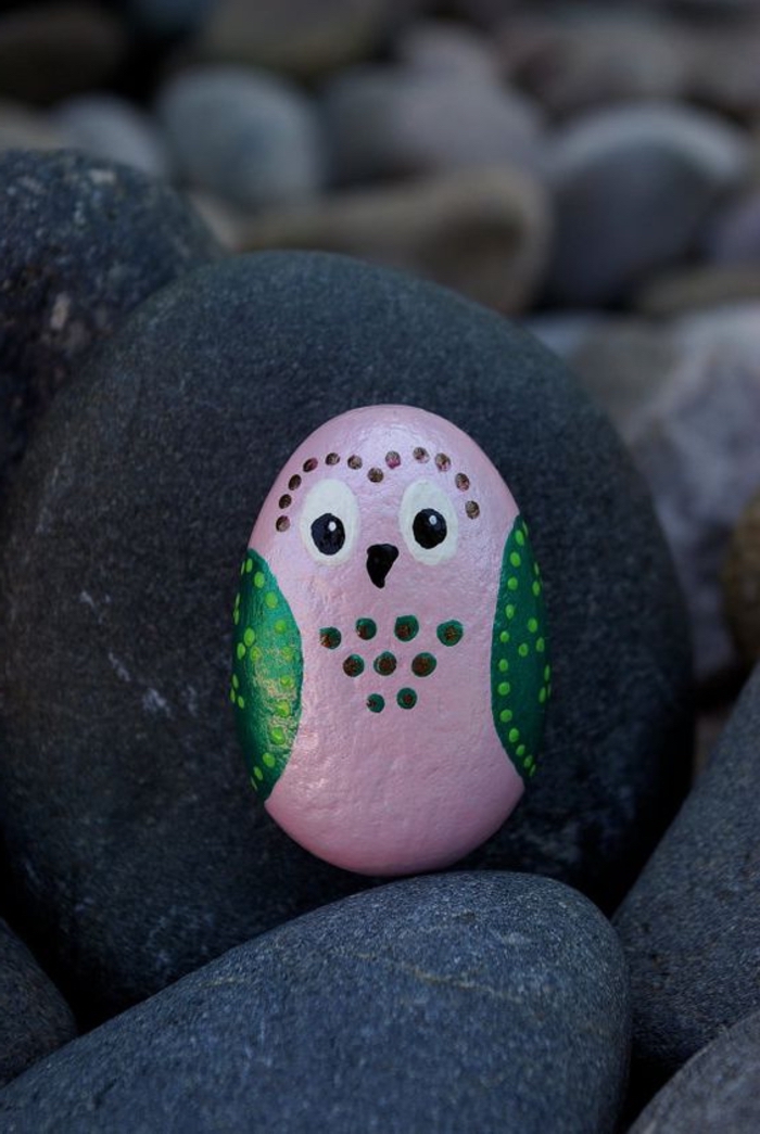 Steine bemalen, lustige DIY Idee für Kinder, süßer Uhu, rosa und grüne Farbe