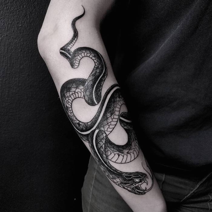 Schwarzes Tattoo am Unterarm, große Schlange, Tattoos für Männer