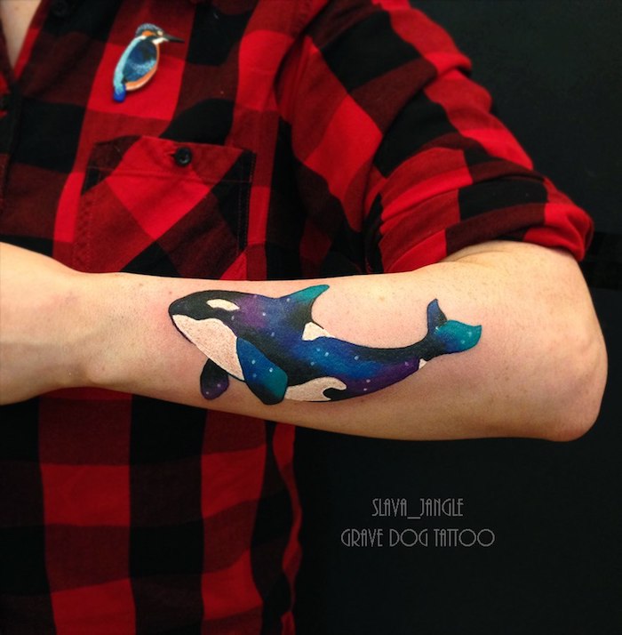 Farbiges Tattoo am Unterarm, sich Schwertwal tätowieren lassen