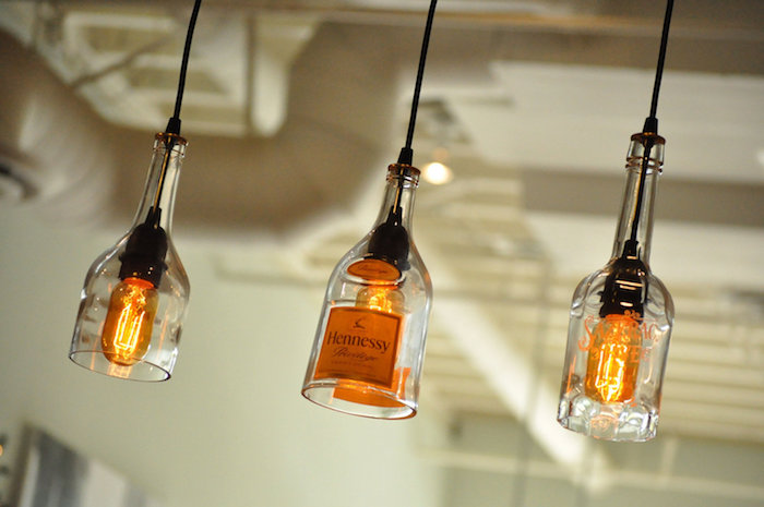 deckenlampe selber bauen aus alten glasflaschen, upcycling ideen, orange glühbrinen