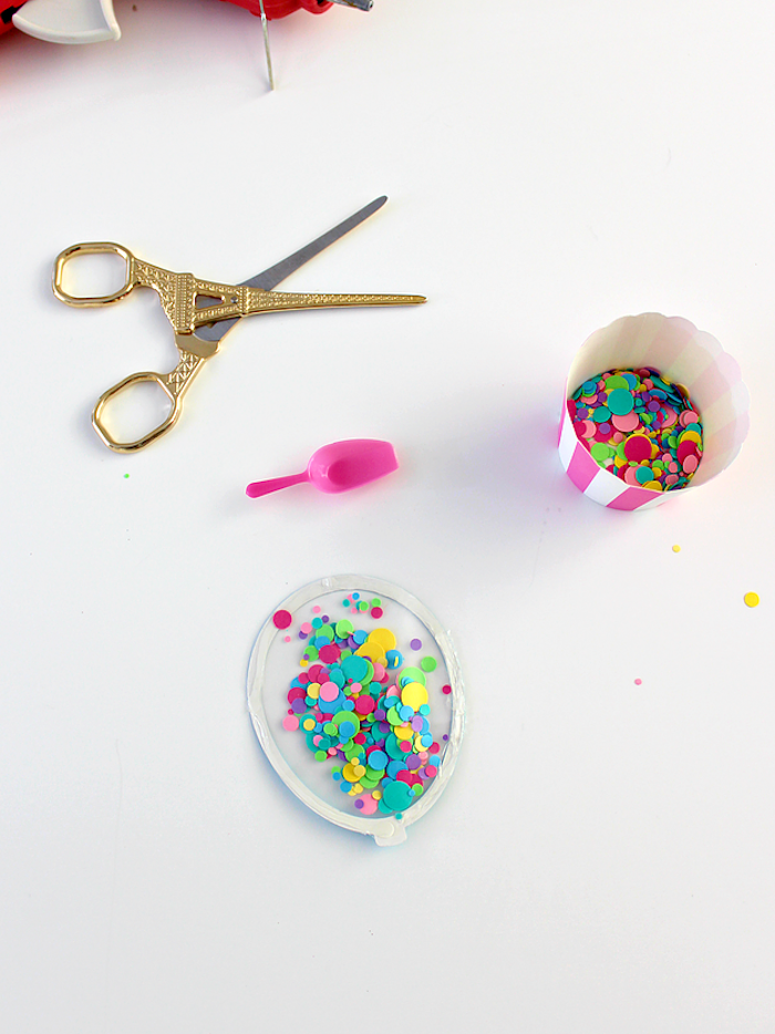 Kleine Ballons aus Folie und Papier mit Konfetti füllen, lustige DIY Idee für Kinder