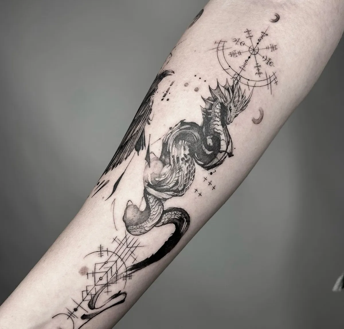 drachen tattoo am unterarm fabelwesen tattoos