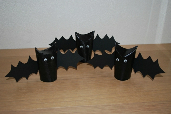 Deko für Halloween aus Klorollen, drei schwarze Fledermäuse, Bastelideen mit Klopapierrollen