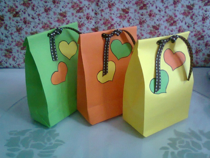 drei kleine Tüten mit Herzen in verschiedenen Farben, Geschenktüte basteln