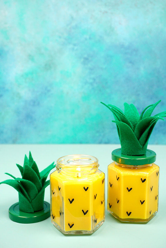 Kreative DIY Idee, Ananas Kerze mit Blättern aus Filzstoff, gelbe Paraffin Wachs