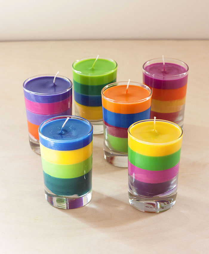 Bunte Kerzen selber machen, Paraffin Wachs in vier Farben, Tischdeko für fröhliche Stimmung