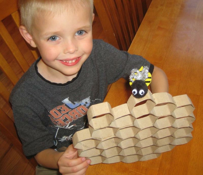 ein kleiner Junge mit Bienenkorb und eine kleine Biene Spielzeug, Bastelideen mit Klopapierrollen