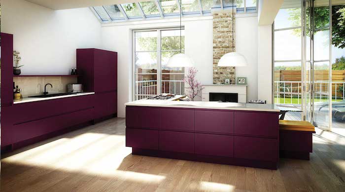 ein boden aus holz und eine küche mit violetten möbeln und mit violetten küchenschränken und mit vielen großen fenstern und weuißen lampen, aubergine farbe kombinieren