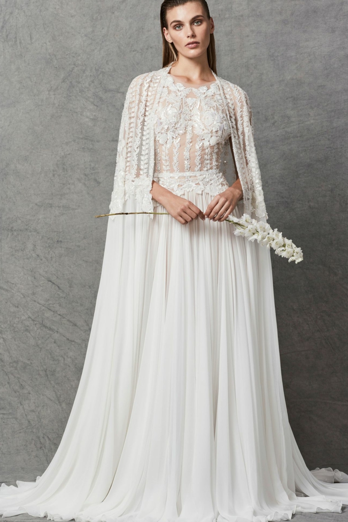 ein prächtiges Boho Hochzeitskleid, ein Oberteil mit Spitzenblumen versehen, eine elegante Pereline