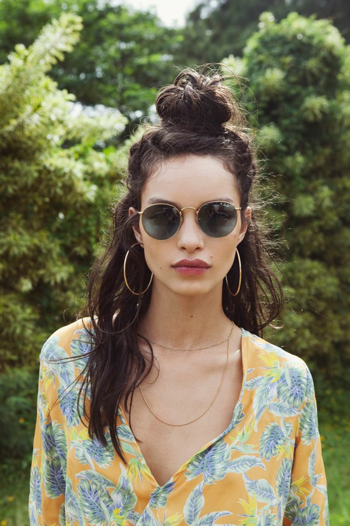 ein Hippie Style mit bunter Bluse und große Ohrringe, große Sonnenbrille